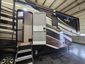 Autocaravana Usada en Tendencia: Forest River RIVERSTONE 39 MO 2019, Remolque de Viaje - Product Image 2
