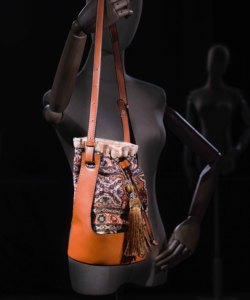 Bolso de Alfombra Modal Estilo Bohemio con Patrón Geométrico, Cierre con Cordón, Correa de Hombro con Borlas, para Uso Diario de Mujer - Product Image 1