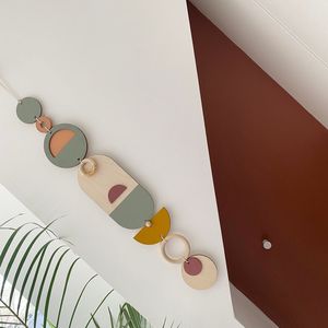 Cintre mural décoratif en bois au design unique, parfait pour les intérieurs de salon et l'entrée. - Product Image 3