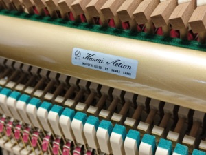 Piano Vertical KAWAI US65 Japonés, Piano Profesional de 132 cm, Piano de Gran Tamaño, Excelente Calidad de Sonido - Product Image 4