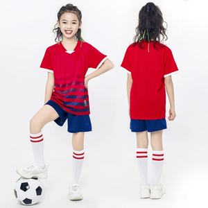 Obtenga su camiseta de fútbol de poliéster 100% de alto rendimiento personalizada para la temporada de verano con tecnología de corte moderna - Product Image 2