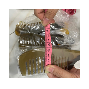 Peigne à cheveux en corne fabriqué à la main pour un cuir chevelu sain, pas de statique, pas d'enchevêtrement, parfait pour la routine et les cadeaux de soins capillaires naturels - Product Image 2