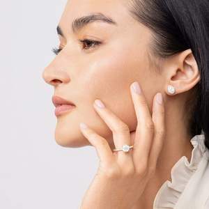 Anillo de compromiso de Plata de Ley 925 corte redondo brillante Moissanite Diamond Solitaire con piedras laterales - Product Image 4