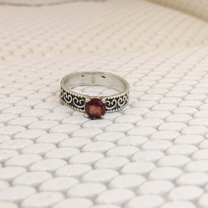 Anillo de Plata 925 Minimalista con Granate Rojo, Joyería Moderna para Mujeres y Niñas, Anillo de Moda para Regalo - Product Image 4