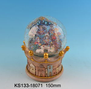 Cadeau personnalisé <span class=keywords><strong>de</strong></span> décoration <span class=keywords><strong>de</strong></span> boule à neige musicale riche en crèche <span class=keywords><strong>de</strong></span> Noël en polyrésine - Product Image 2