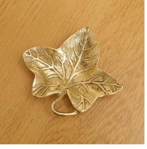 Dernier arrivage Presse-papiers en laiton Presse-papiers de bureau pour décoration de table en forme de main en laiton fini fait à la main - Product Image 2