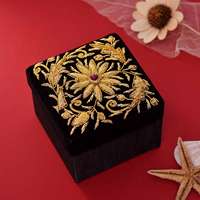 Étui à bijoux brodé à la main Zari pour la décoration de la maison, idéal pour les anniversaires, les célébrations de Diwali, style vintage, motifs complexes