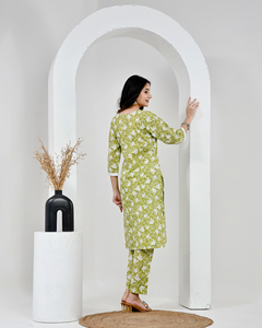 Ensemble Kurta et pantalon en coton imprimé à la main à motifs floraux pour femmes, tenue ethnique indienne formelle pour la vente en gros et l'exportation, haut pour tous les jours - Product Image 4