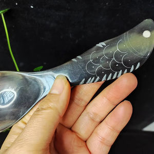 Cuillère en corne de buffle naturelle, fabriquée à la main et polie, parfaite pour servir des épices, des condiments ou pour une utilisation décorative sur la table, de haute qualité - Product Image 1