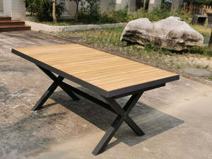 Table en acier minimaliste conçue pour les espaces de repas et de travail modernes - Product Image 2