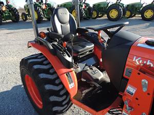 รถแทรกเตอร์ล้อ LX3310คูโบต้าใช้สำหรับการทำฟาร์มและงานหนัก - Product Image 6