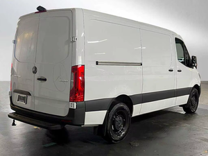 Fourgon Mercedes-Benz Sprinter Diesel AWD 2024 d'occasion avec régulateur de vitesse adaptatif, conduite à gauche, intérieur sombre, sièges en tissu, pneus R18 - Product Image 3