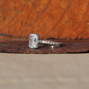 Anillo de compromiso de media eternidad de diamante cultivado en laboratorio de corte radiante de 2,8 quilates en oro blanco, regalo de aniversario para su anillo de diamantes CVD - Product Image 2