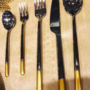 Un ensemble de couverts de haute qualité rehausse chaque présentation de table grâce à ses lignes élégantes, sa silhouette moderne et sa surface métallique scintillante. - Product Image 3