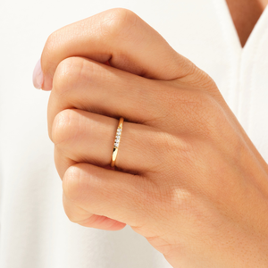 Anillo de Compromiso con Diamante Cultivado en Laboratorio, Banda de Cinco Piedras, Oro de 10K con Baño de Rodio, Corte Redondo VVS, Joyería Fina para Novia - Product Image 5