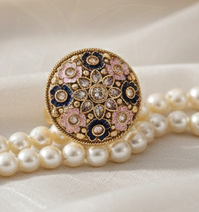 Elegante anillo ajustable de plata oxidada con un diseño inspirado que se adapta a los trajes tradicionales indios. - Product Image 2