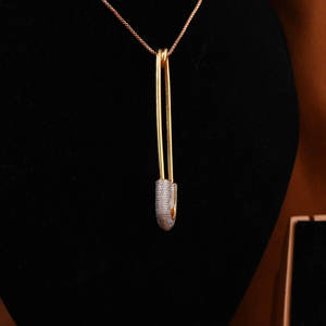 Chaîne de pendentifs Hip Hop en forme de goupille de sûreté en forme de diamant Moissanite en argent sterling 925 personnalisation entièrement glacé pour toutes les occasions - Product Image 4