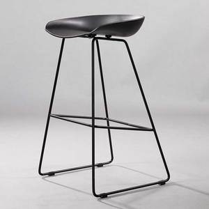 Taburete de Bar de Plástico ST3021 con Patas de Hierro con Recubrimiento en Polvo para Cocina Rústica, Bar en Casa y Muebles de Bar para Hoteles - Product Image 3