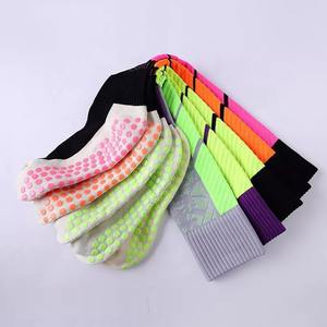 Chaussettes d'hiver pour hommes, design et logo personnalisés, best-seller, chaussettes de sport unisexes en coton, chaussettes de football pour hommes, antidérapantes, basketball - Product Image 5