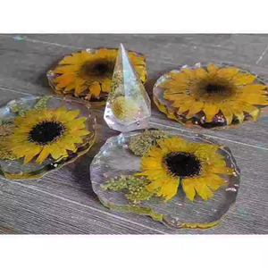 Posavasos de resina de geoda hechos a mano con diseño inspirado en el cristal Acabado epoxi brillante Juego de posavasos único para glamuroso y natural - Product Image 3