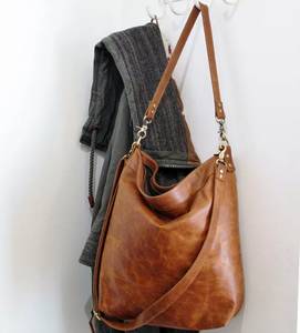 Bolso de hombro de cuero genuino Hobo con asa ajustable, diseño tejido de luna con cierre de cremallera duradero, Color Burdeos - Product Image 5