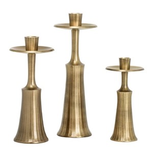 L'ensemble de bougeoirs coniques côtelés en aluminium antique est montré dans l'image L'ensemble comprend trois bougeoirs de différentes hauteurs - Product Image 5