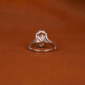 แหวนหมั้นสไตล์คลาสสิกสีทอง18K พร้อมรัศมีที่ซ่อนอยู่แหวนตัดวงรีทำจากเพชรผ่านการรับรอง IGI - Product Image 4