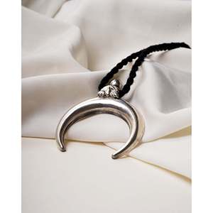 Colgante de Plata de Ley 925 con Diseño de Tridha Chandrakala en Forma de Luna Creciente - Joyería Coleccionable Cultural - Product Image 1