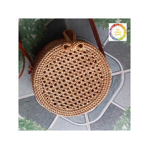 Bolsa de ratán hecha a mano que combina funcionalidad con estilo y funciona como artículo de decoración del hogar. - Product Image 4