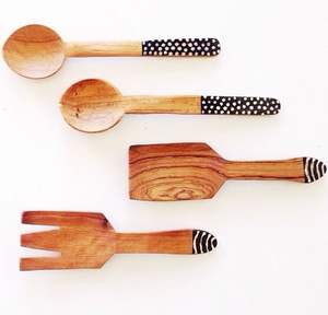 Spatule de cuisine confortable en bois et résine avec support – Ustensiles de cuisine de qualité supérieure - Product Image 1