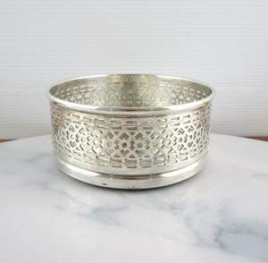 Posavasos rústico de metal para botellas de vino, diseñado para mesas de estilo rústico, protege superficies de madera, vidrio y piedra para uso diario. - Product Image 3