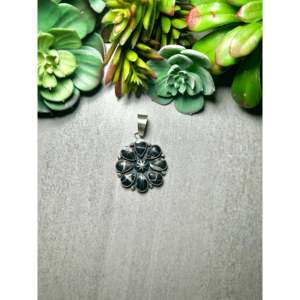 Pendentif Rena Shelly en buffle blanc et argent sterling avec technologie d'incrustation à sertissage clos - Product Image 1