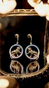 Pendientes florales llamativos indios de aspecto occidental a la moda, pendientes de fiesta con ajuste de garra de circón de latón chapado en oro de imitación multicolor - Product Image 2