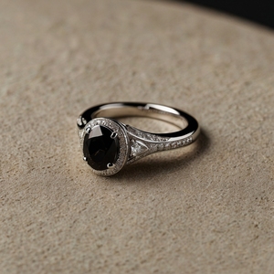 Anillo Neogótico de Plata de Ley 925 con Baño de Rodio, Ónix Negro Ovalado, Detallado y Ornamentado, Joyería Fina para Bodas y Fiestas - Product Image 4