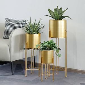 Jardinière décorative en métal avec support haut conçue pour les maisons, les bureaux ou les cafés avec un arrangement floral élégant et accrocheur. - Product Image 3