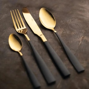 Ensemble de couverts en acier inoxydable plaqué or avec un design élégant, parfait pour les repas et les occasions spéciales. - Product Image 6