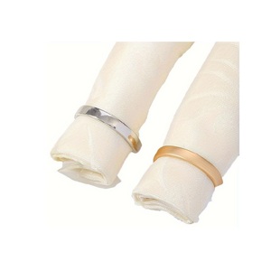 Ronds de serviettes en métal d'inspiration luxueuse, conçus pour les tables de dîner haut de gamme, offrant une élégance discrète et une forme durable. - Product Image 1