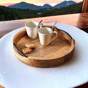 Plateau de service rond en bois avec poignées en métal pour café, thé et collations plateau en bois naturel artisanal plateau de cuisine décoratif - Product Image 3