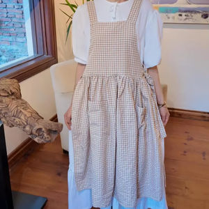 <span class=keywords><strong>Tablier</strong></span> chasuble vichy fait main avec larges bretelles et deux poches avant pratiques Style Cottagecore à carreaux d'inspiration vintage - Product Image 1