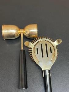 Ensemble d'accessoires de bar plaqués or de haute qualité avec poignées noires, parfait pour la préparation de boissons à la maison et lors de fêtes, provenant d'Inde. - Product Image 6