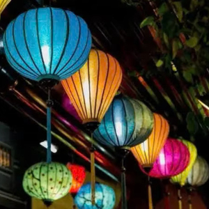 Farol de Seda de Color Brillante, Seda de Poliéster con Soporte Metálico para Decoración de Festivales, de Vietnam, con Aspecto Asiático Auténtico de Hoi An - Product Image 1