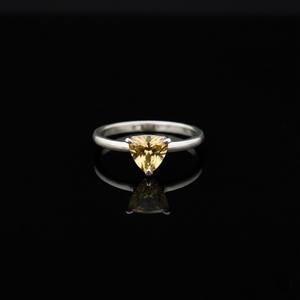 แหวนเงินแท้ 925 สไตล์คริสเตียน ประดับด้วยหินควอตซ์สีเหลืองน้ำผึ้งทรงทริลเลียน สำหรับงานหมั้นและงานแต่งงาน กำลังเป็นที่นิยม - Product Image 1