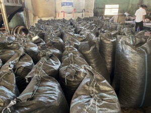 Grands granulés de bois chauffants de taille standard de 15 à 20 kg en vente! Emballé dans des sacs à granulés - Product Image 6