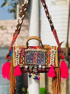 Banjara en tissu vintage brodé à la main Sac à bandoulière avec miroir - Product Image 2