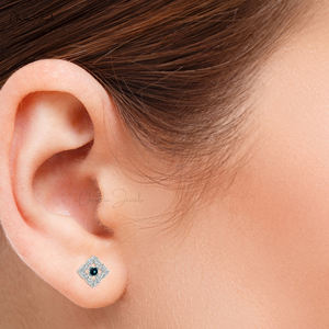 Fabricantes asiáticos Corte brillante Londres Topacio azul Push Back Studs 14K Oro sólido Flor Estilo Mujeres Pendientes Venta al por mayor India - Product Image 3