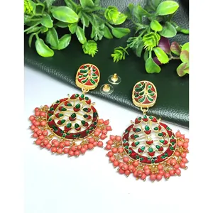 Pendientes Chandbali con Cuentas Rosa Oscuro, Chapados en Oro, Diseño Floral Meena Kundan, Estilo Candelabro para Bodas con Coral Principal - Product Image 3