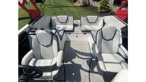 Lancha de Lujo Usada Yamaha 252XE 2022 con Motores Internos Gemelos de 1.8L HO, 400HP, Tanques de Lastre, Soportes para Wakeboard, Remolque (104 Horas) - Product Image 5