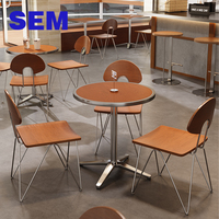 Ensemble de table et chaises de bistrot et de bar vintage en bois, mobilier de cantine et de café minimaliste SEM Wholesale