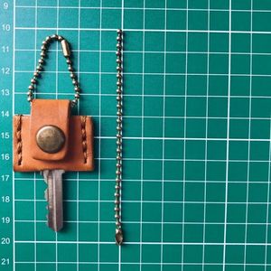 Funda de cuero minimalista para llaves hecha a mano con cadena de bolas y botón a presión para uso diario hecha a mano de Indonesia - Product Image 2