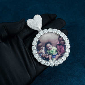 Pendentif photo personnalisé en or 14 carats avec moissanite, charmes uniques et élégants - Product Image 1